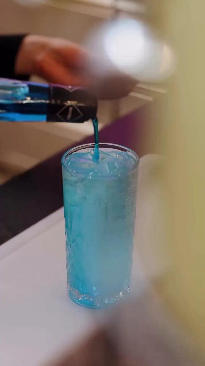 Eisblauer Drink wird eingeschenkt