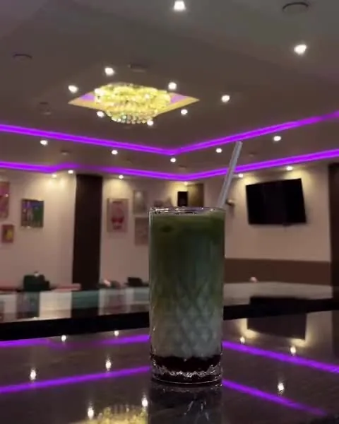 Matcha Latte auf dem Tresen im Neonlicht